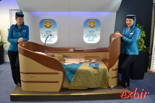 Bequemer als so manches Bett: Der Businessclasssitz vom Oman Air. Ein Unterschied zur Firts-Class von Lufthansa war kaum zu bemerken. Foto: Christian Maskos