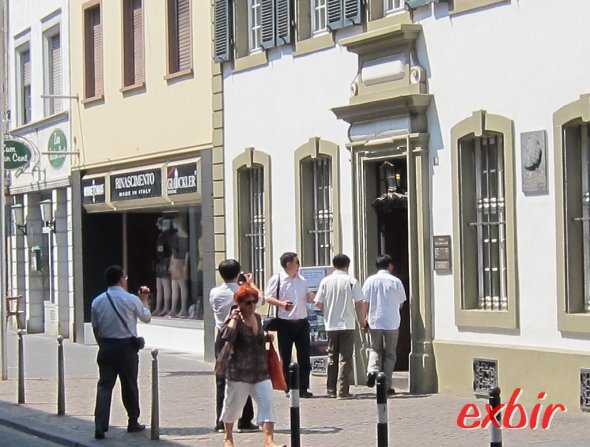 Chinesische Touristen betreten das Kark Marx Haus in Trier