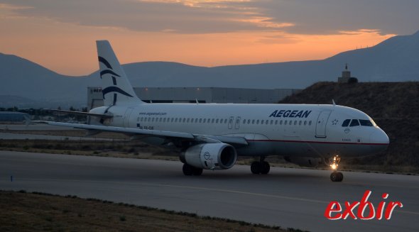 Ein Airbus A320 von Aegean Airlines steht während des Sonnenuntergangs am Flughafen von Athen zum Start bereit. Bei gelegentlichen Preisaktionen sind Inlandsflüge in Griechenland mit Aegean auch billig zu haben. Foto: Christian Maskos