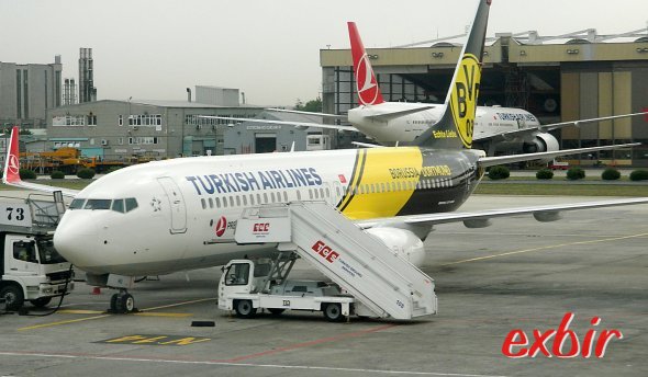 Turkish Airlines hat eine Boeing 737-800 als Logojet für Borussia Dortmund lackiert, der auch das Team vom Finale abholen soll. Foto: Christian Maskos