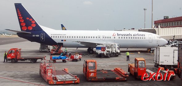 Eine Boeing 737 von Brussels Airlines am Flughafen Barajas in Madrid. Für günstige Flüge nach Belgien gibt es freilich einige bessere Alternativen. Foto: Christian Maskos