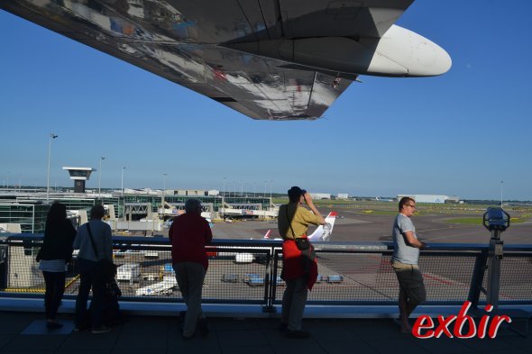Im Schatten der Tragfläche der KLM Fokker 100 schauen Spotter dem Geschehen auf dem Vorfeld zu. Foto: Christian Maskos