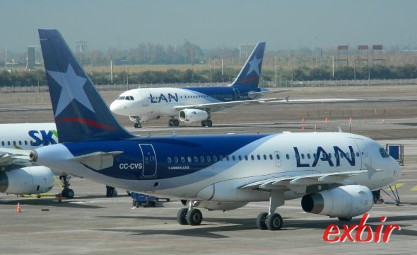 Flugzeuge von LAN auf dem Flugahfen von Santiago de Chile. Foto: Christian Maskos