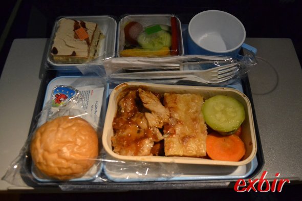 Bald kann man Economy-Class Airline-Meals auch zu Hause vor dem Fernseher setzen. Das Meal auf dem Bild stammt von Egypt Air. Foto: Christian Maskos