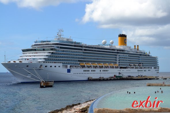 Die Costa Delizosa vor Curacao: Planschen an Land oder auf dem Schiff. Foto: Christian Maskos
