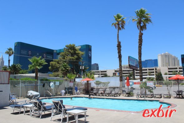 Vom Poolbereich des Howard Johnson Tropicana in Las Vegas hat man eine prima Sicht auf den Strip und das MGM Ressort und Kasino. Foto: Christian Maskos