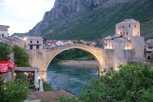 Mostar, Brücke und Altstadt. Urheber: xiquinhosilva, Lizenz: creative commons (Namensnennung)
