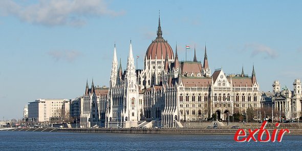 Das wohl bekannteste Wahrzeichen von Budapest: Das ungarische Parlament. Für EU-Bürger sind Führungen durch das Parlament nach Voranmeldung kostenfrei und auch in Deutsch möglich. Foto: Christian Maskos