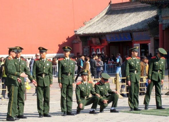 Chinesisches Millitär vor der verbotenen Stadt in Peking