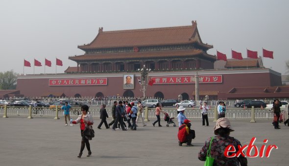 Passanten vor dem Kaiserpalast In Peking.
