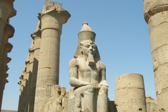 Sitzender Ramses im Luxor Tempel.