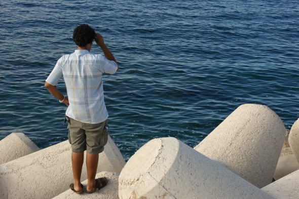 Ein Tourist blickt auf das wundervolle Meer vor Brindisi...