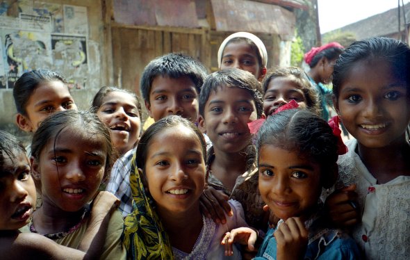 Interessierte Schulkinder im indischen Cochi/Kochin