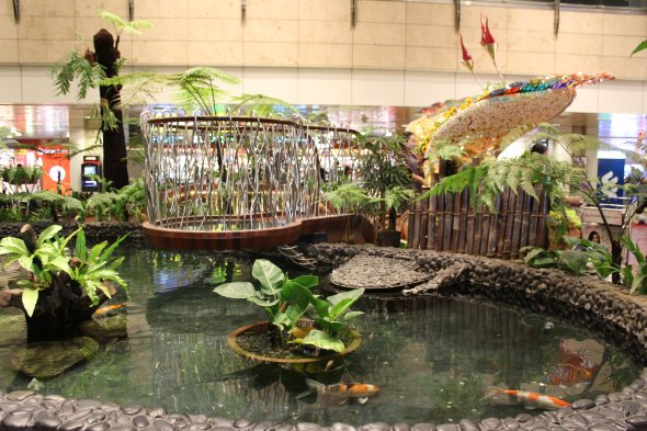 Singapore bietet im Airport-TErminal soagr Gärten zum entspannen. Foto: C. Maskos