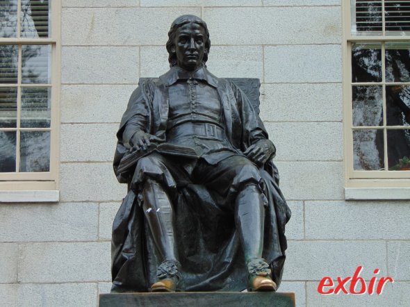 John Harvard Statue an der Harvard-University.