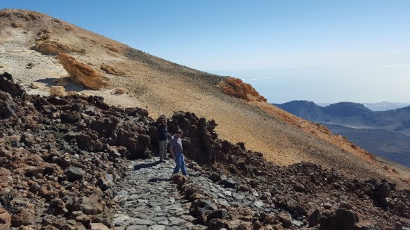 Wanderer auf dem Berg Teide auf Teneriffa.