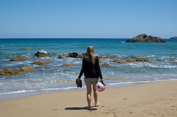 Eine Touristin auf der spanischen Balearen-Insel Ibiza