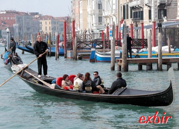 Eine der berühmten Gondoliere in der Lagunenstadt Venedig