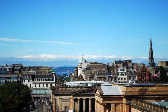 Der grandiose Blick über das Stadtzentrum von Edinburgh, Schottland