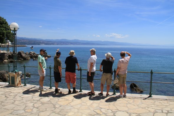 Touristen im kroatischen Seebad Opatija