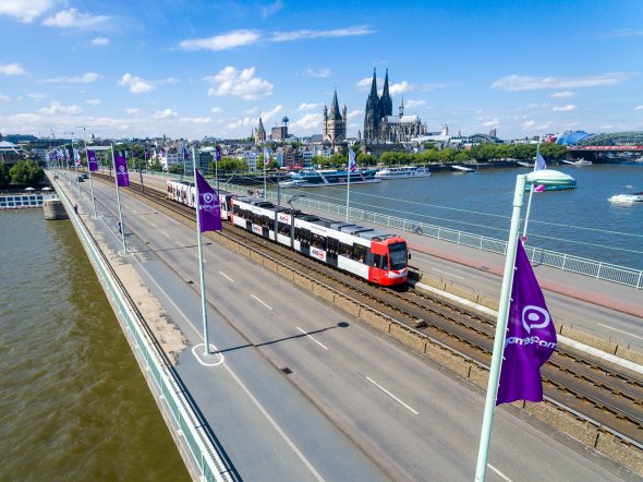 KVB Straßenbahn in der Domstadt Köln