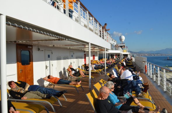 Passagiere beim entspannen auf dem Sonnendeck der COSTA DIADEMA