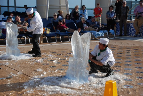 Eisskulpturen-Wettbewerb auf einem Schiff von Celebrity Cruises