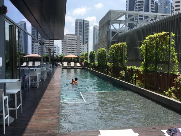 Erfrischung gefällig? Im Pool des Yotel Singapore ist es möglich.