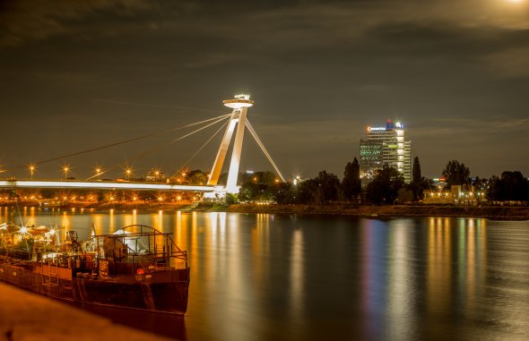 Das abendliche Bratislava an der Donau