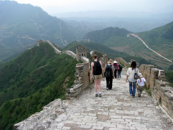 Touristen auf der chinesischen Mauer