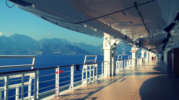 Das weitläufige Promenadendeck der Costa Deliziosa - eurem Schiff auf dieser Reise