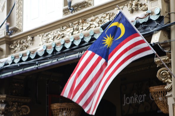 Die Flagge von Malaysia an einem Shop in der Jonker street, Malacca