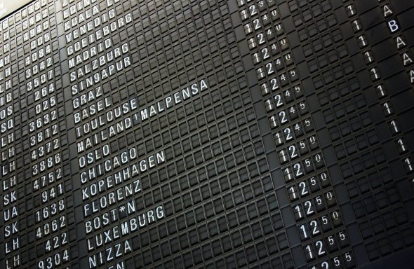Die Abflugstafel im Terminal 1 des Frankfurter Flughafens