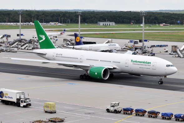 Eine Boeing 777 der Turkmenistan Airlines in Frankfurt - ab sofort nicht mehr in Frankfurt erlaubt