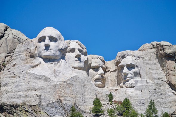 Einer der Highlights vor Ort ist das berühmte im Jahr 1941 fertig gestellte Mount Rushmore National Memorial mit 4 ehemaligen US-Präsidenten