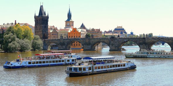 Die berühmte Karlsbrücke im tschechischen Prag