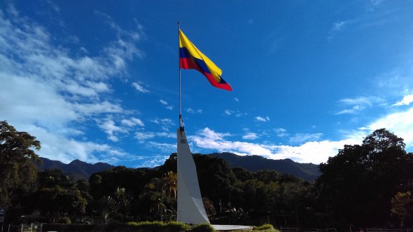 Die Flagge Kolumbiens in der kolumbianischen Großstadt Ibagué