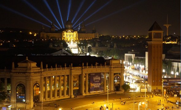 Der Plaza Espana bei Nacht mit Lasershow. Aussicht von der Dachterasse des Shoppingcenter in der ehemaligen Stierkampfarena. Zugang gratis.