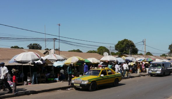 Einkaufsmeile in Banjul, der Hauptstadt von Gambia