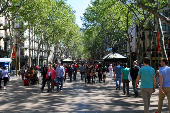 Barcelona ist auch Teil dieser Kreuzfahrt. So könnt ihr während des Aufenthaltes auf den berühmten Las Ramblas flanieren und bummeln gehen.