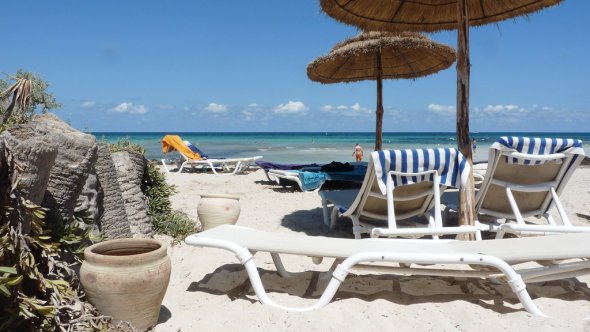 Strandszene auf Djerba. Bei dem Preis muss man reisen und die schönen Strände & das tolle Wetter in Tunesien geniessen.