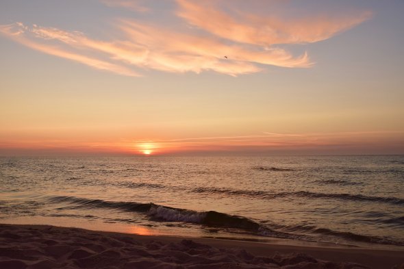Magischer Sonnenuntergang an der polnischen Ostseeküste.