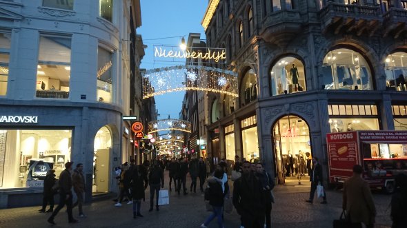 Amsterdam ist das perfekte Ziel zum Weihnachtsshopping. Eine große Anzahl von Läden locken zum weihnachtlichen shoppen und bummeln.
