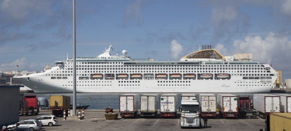 Die P&O Oceana gehört mit maximal 2.419 Passagieren in 1.008 Kabinen zu den mittelgroßen, gemütlicheren Kreuzfahrtschiffen