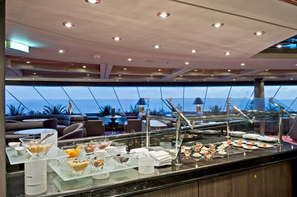 Im Yacht Club der MSC Divina - dem Schiff im Schiff-Konzept - entgeht ihr der großen Hektik des Schiffes, könnt Cocktails und viele weitere Getränke aufpreisfrei schlürfen, das Gourmet Dining im Yacht Club Restaurant geniessen und Annehmlichkeiten wie den Butler Service nutzen.