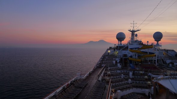An dieser Stelle auf dem Schiff könntet auch ihr schon bald stehen: Ein magischer Sonnenuntergang auf der Costa Magica