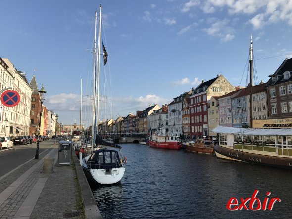 Ein beliebtes Reiseziel in der dänischen Hauptstadt Kopenhagen: Nyhavn - bekannt für die Fachwerkhäuser