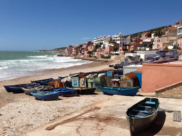 Blaue Fischerboote in Taghazout in der Nähe von Agadir an einem Strand