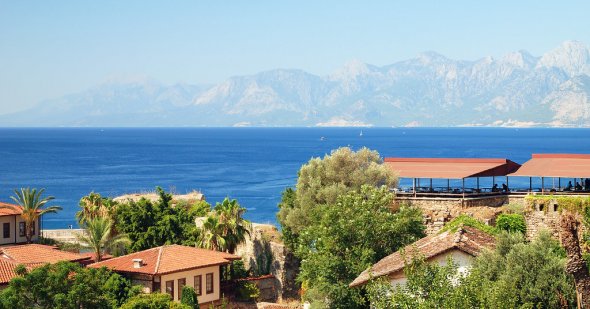 Blick auf das imposante Taurusgebirge vor Antalya an der türkischen Riviera.
