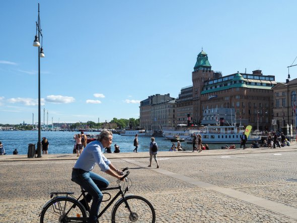 Treiben lassen in Nybrohamnen, Stockholm (Schweden). Da auch Stockholm angelaufen wird, könnt ihr ganz ohne teure Unterkunft an einem Tag der Kreuzfahrt auch die schwedische Hauptstadt erkunden.